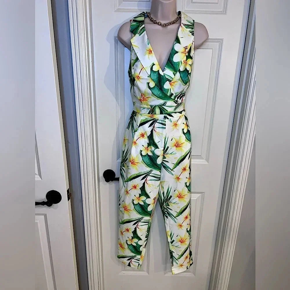 𝅺A peach‎ liberty floral white two piece crop top with matching capris Large